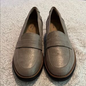 Clarks Gray Flats Classic Loafers‎ Size 8